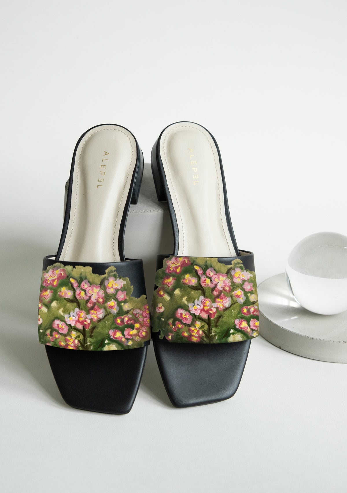 Magnolia Black Square